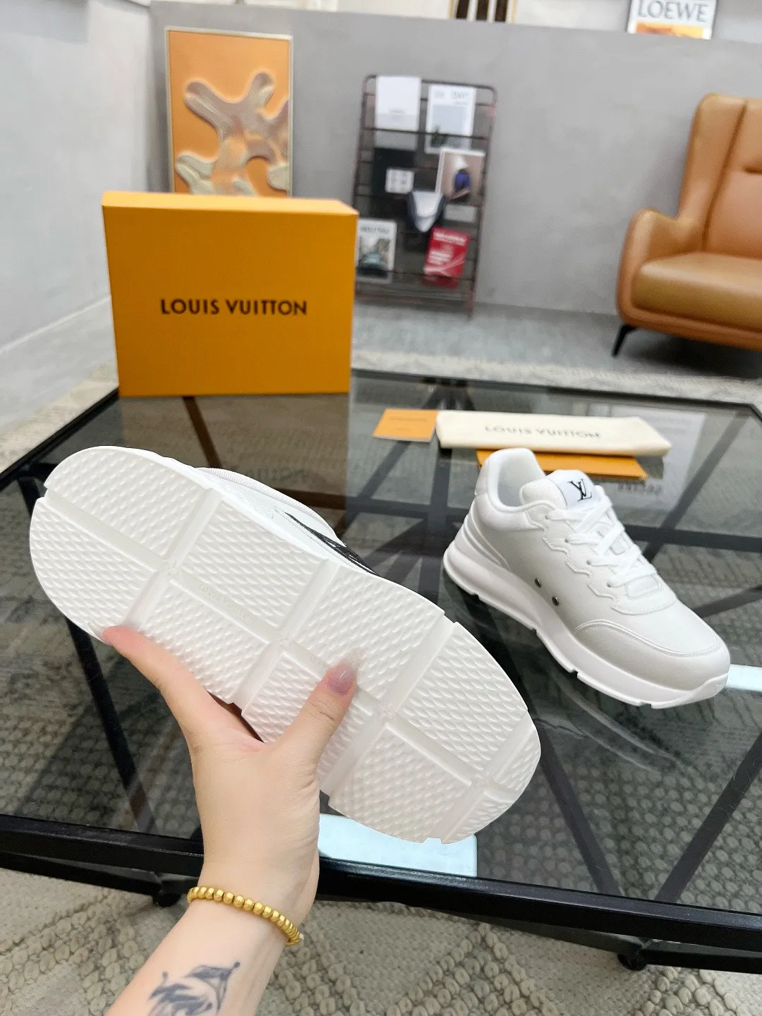 Factory price: 460💰Lv🔍Top purchasing agent🇮🇹 Road The most popular sports shoes for street men are available at the same counter. The uppers are imported cowhide fabrics from Italy, high-quality spliced colorful and complex handicrafts, imported comfortable mesh linings, soles: original soles specially provided by the original factory, T men's men's shoes 💰U foam exclusive movable molded soles are super comfortable, original factory and single goods, 🔍🔍high quality, you can enter and exit the counter at will, welcome to compare, code number 38-44, (45 customized)